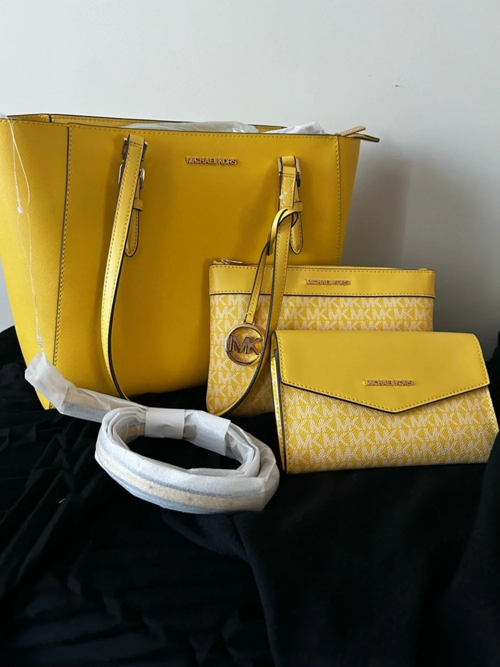 FOR UR SPRING/ SUMMER BAG COLLECTION: MK Daisy 3-Pcs Tote, Crossbody/Wristlet - Picture 5 of 15